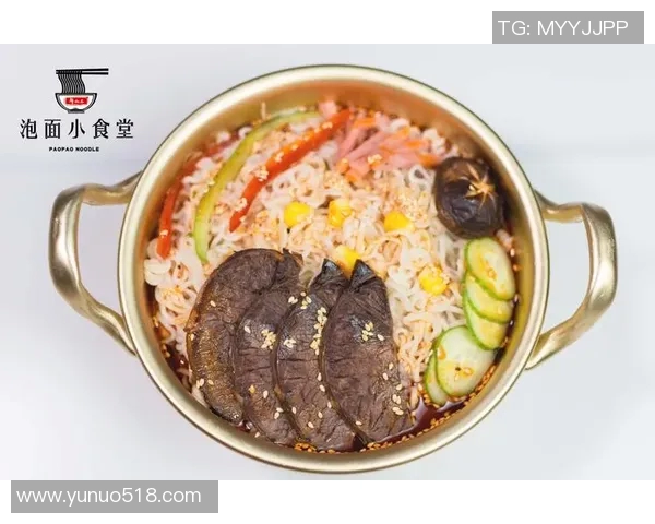 足球明星品尝中国泡面引发热议网友纷纷点赞美食文化交流